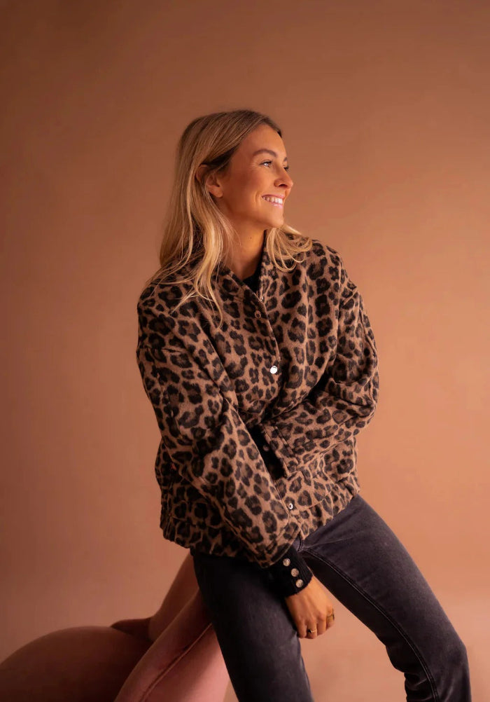 Dame Leopardprint Jakke Med Trykknapper – Oversized Kraveløs Bomber Shacket
